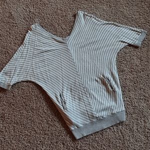 Adorable drapy top with pockets in very good condition